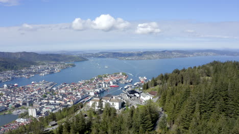 Wunderschöne-Drohnenaufnahme-Von-Bergen,-Norwegen,-Von-Oben-Auf-Dem-Berg-Fløyen