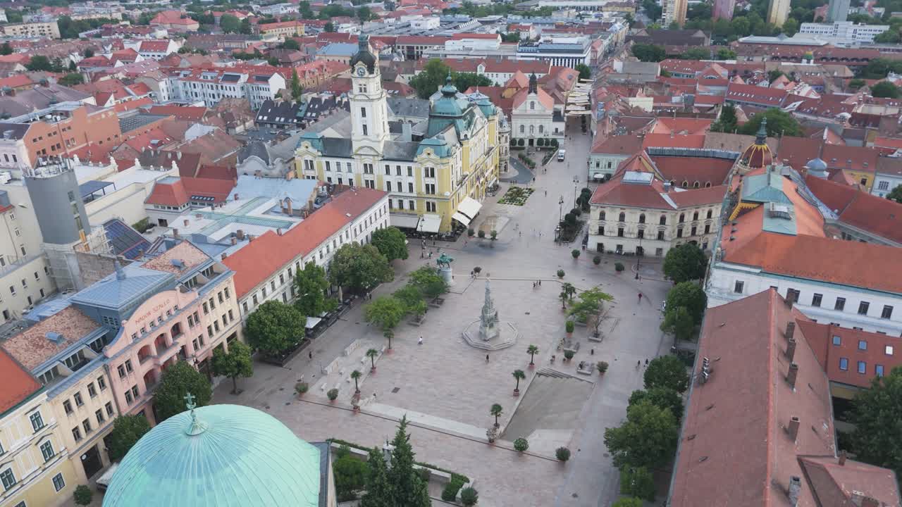 Na Széchenyiho náměstí v Pécsu s výhledem na mešitu, radnici a historické panorama města