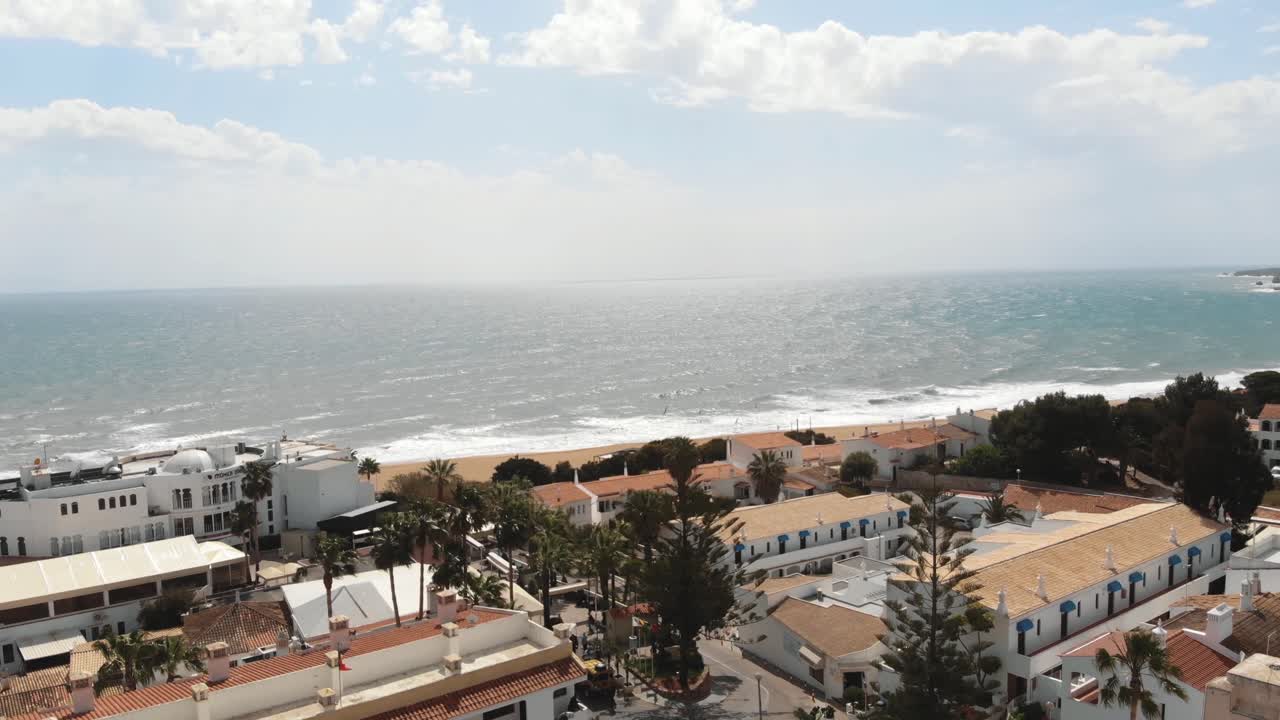 Volo sopra case sul mare vicino alla spiaggia, Albufeira, Portogallo