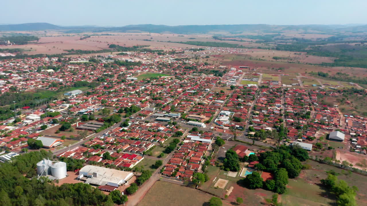 Ripresa panoramica aerea di una cittadina rurale a Goias, Brasile