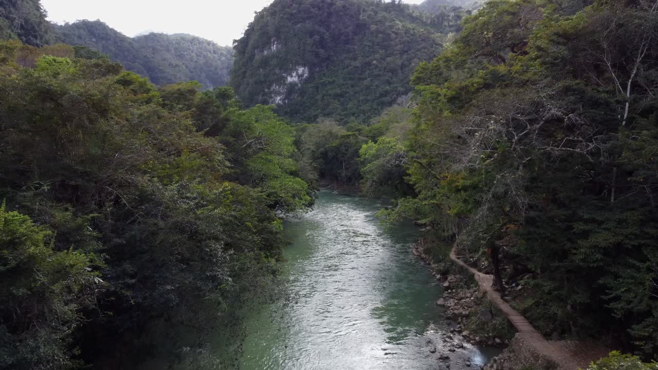 bajo aéreo vuela por la selva semuc río champey en las montañas tropicales