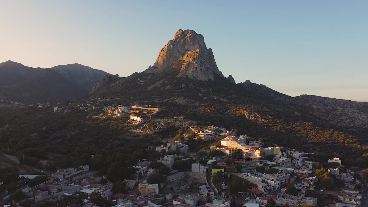 Ripresa aerea della piccola città di Peña de Bernal e del suo monolito
