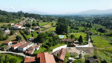 Atemberaubende-Luftaufnahme-Einer-Traditionellen-Portugiesischen-Landschaft-An-Einem-Sonnigen-Tag