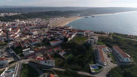 paisaje urbano de nazare y playa en el fondo, portugal