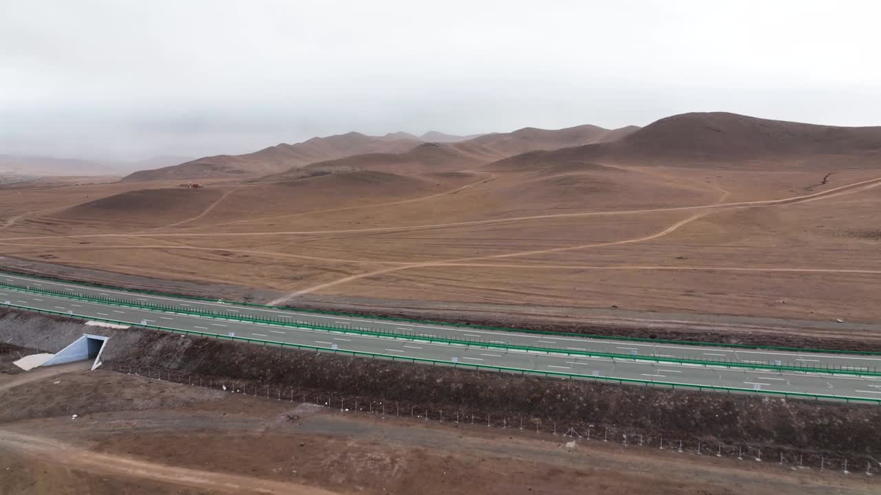 텅 빈 고속도로가 메마르고 평평한 대초원 풍경을 가로지른다