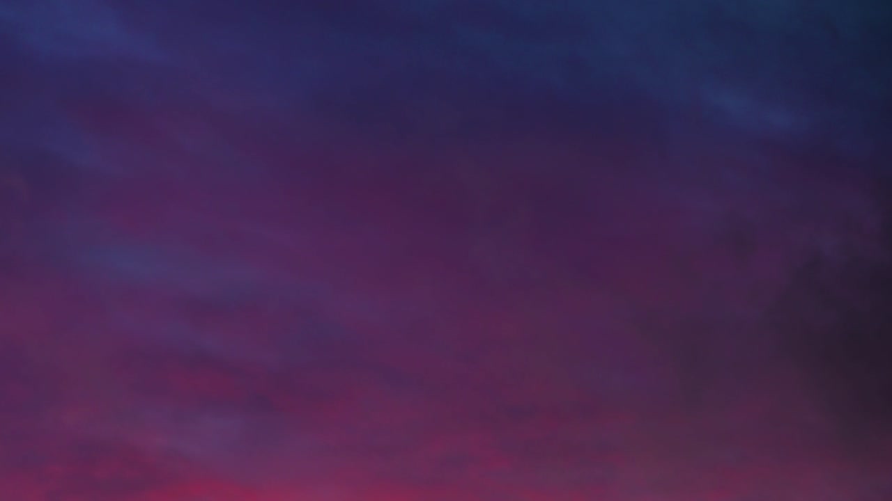 lapso de tiempo de la puesta de sol de nubes rodantes después de una larga lluvia