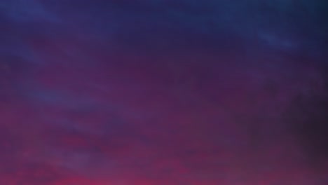 lapso de tiempo de la puesta de sol de nubes rodantes después de una larga lluvia