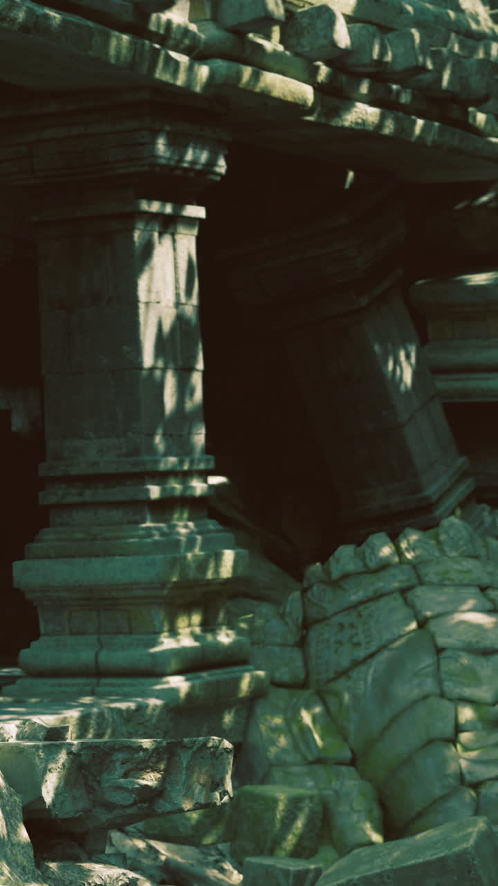 Explorando ruinas antiguas bañadas por una luz solar encantadora en medio del abrazo de la naturaleza.
