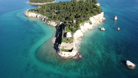 Video-Aéreo-De-Un-Pequeño-Castillo-Medieval-En-Una-Pequeña-Isla-En-Creta,-Grecia