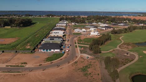 Abstieg-über-Neue-Häuser-Auf-Dem-Anwesen-Silverwoods-In-Yarrawonga