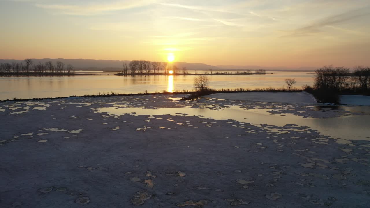 얼어붙은 강 위에서 겨울 해가 지는 것