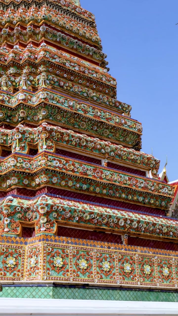 Stupa e statue colorate presso il tempio Wat Pho a Bangkok, Thailandia
