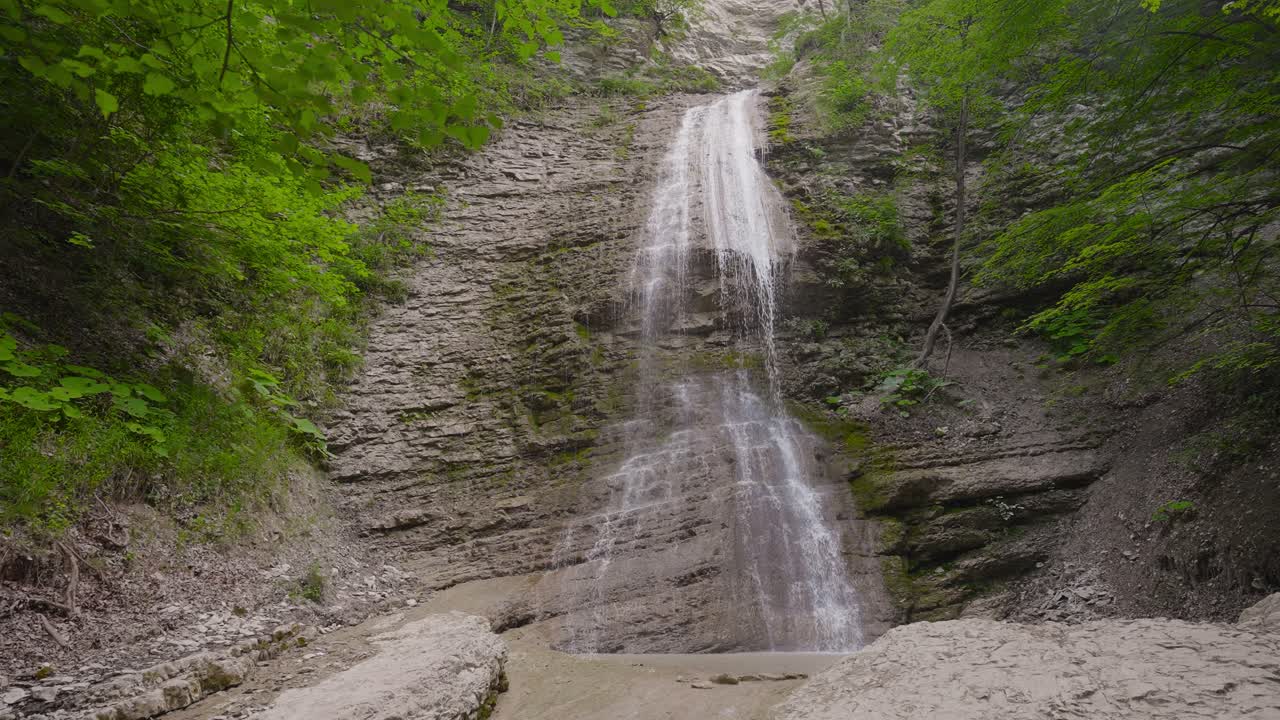 Vakker foss i en fjellskog