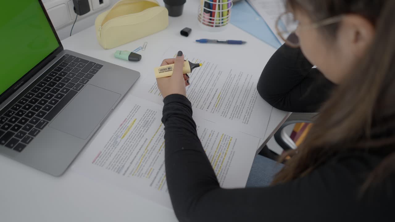 estudiante estudiando en un escritorio