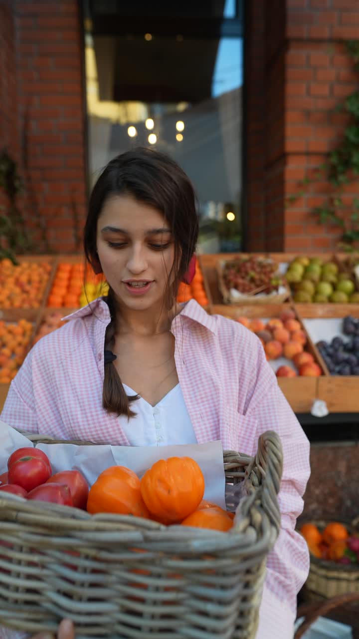 mujer comprando frutas en un mercado de agricultores