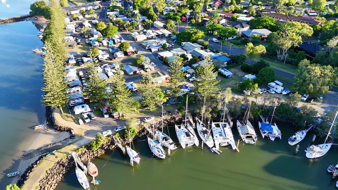 브런스위크 헤즈 마리나 (brunswick heads marina) 에 정박한 배