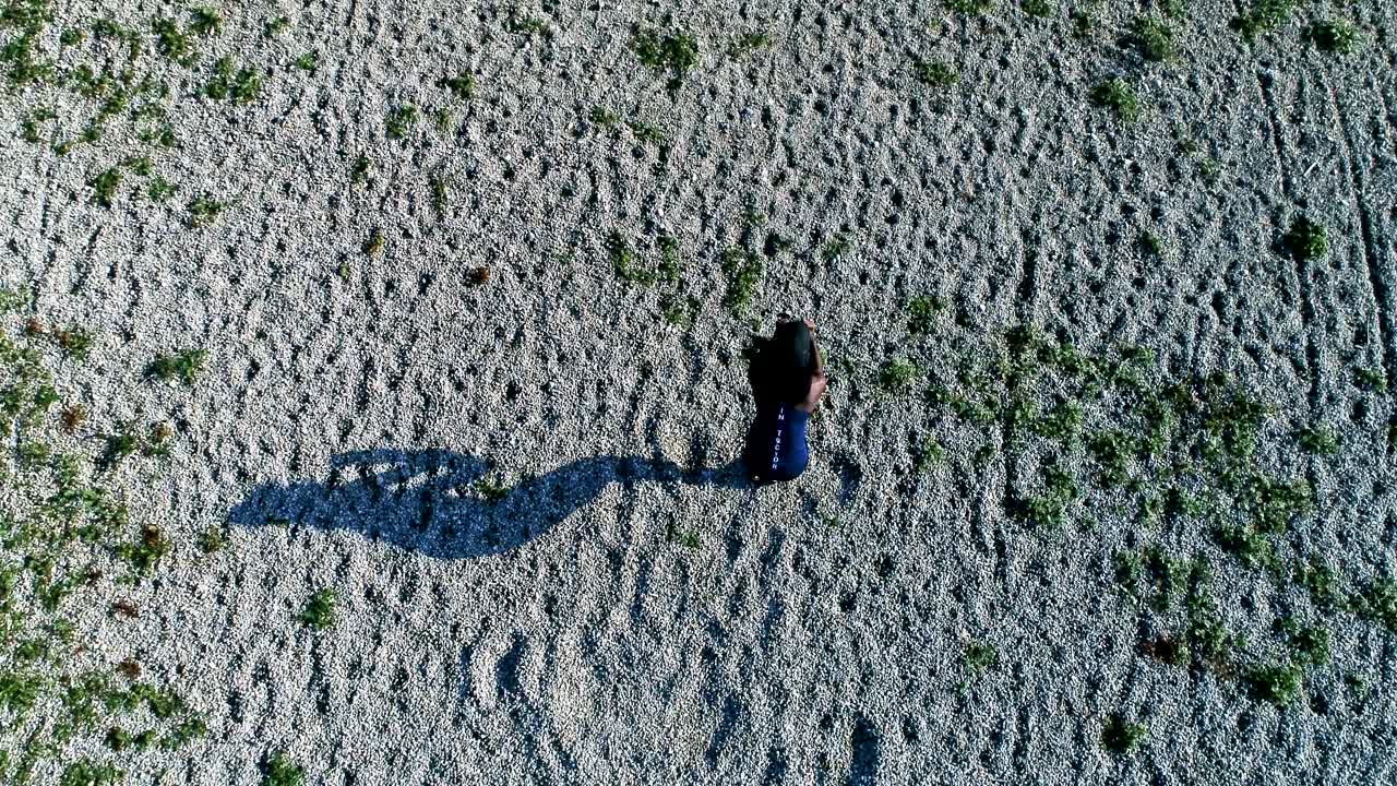 야외에서 스포츠를 하는 젊은 매력적인 흑인 여성의 드론 샷