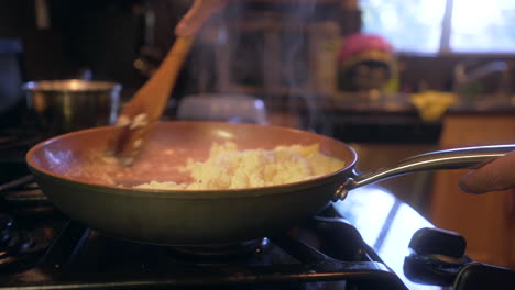 hombre casado cocinando claras de huevo