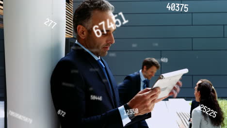 animación de cambios de números contra empresario biracial usando una tableta y sonriendo fuera de la oficina