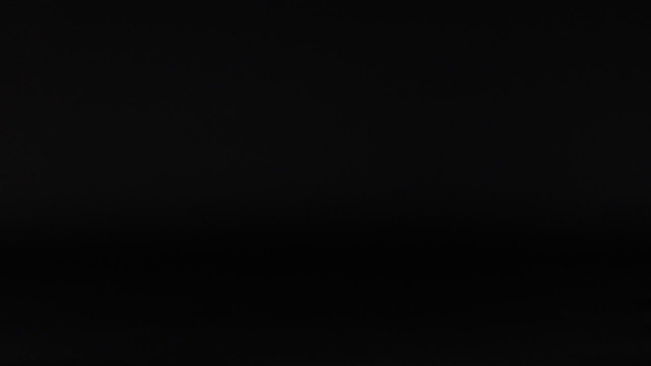 bolas de tenis vibrantes moviéndose contra un fondo oscuro