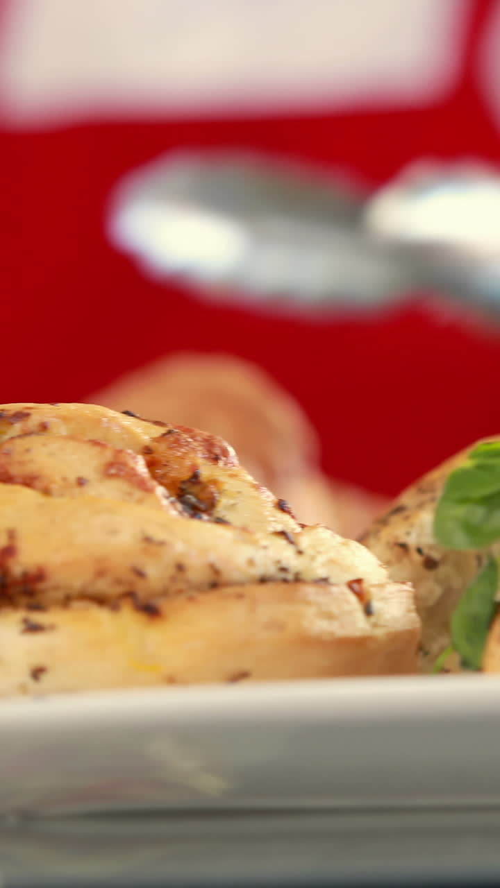 vista de cerca de los pasteles en el restaurante