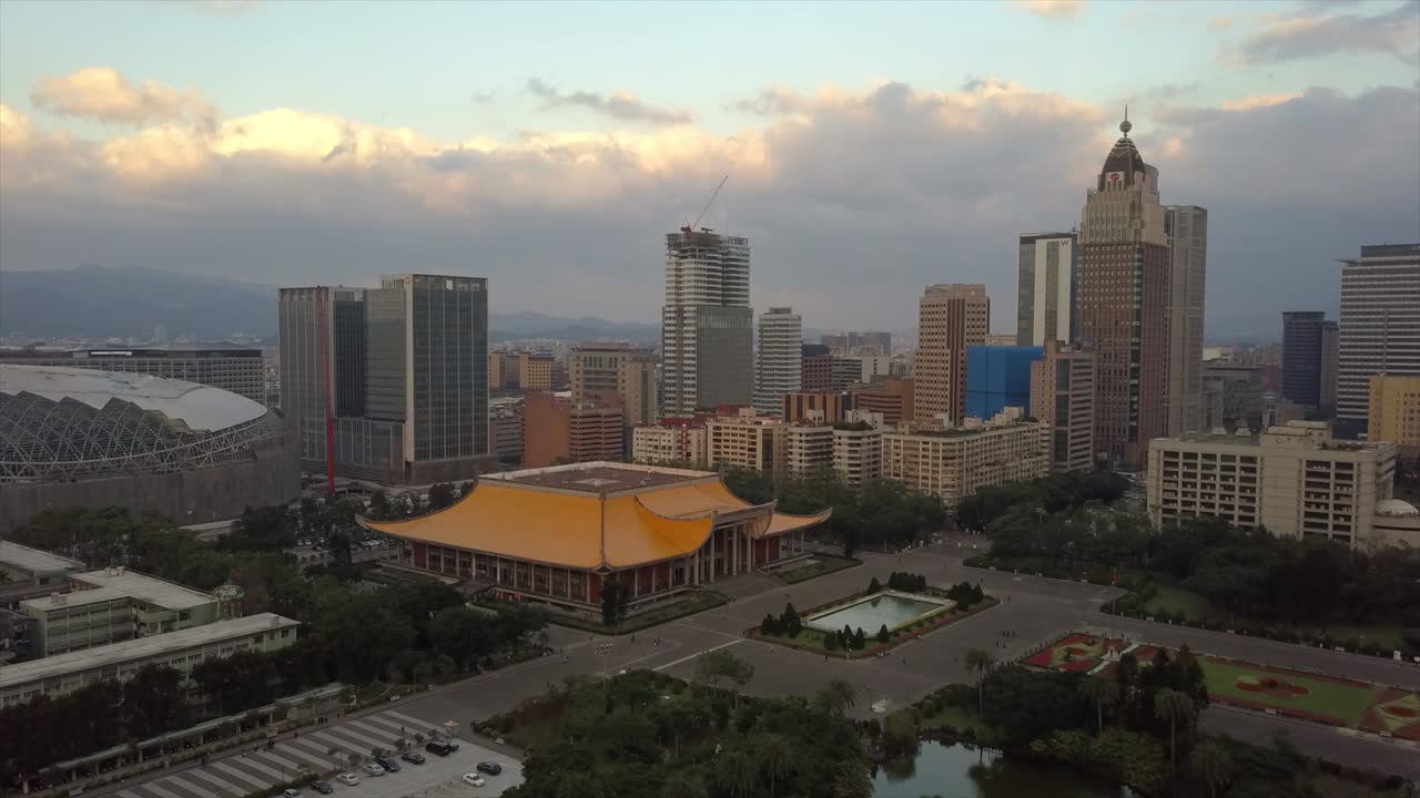 台湾の日没時間 台北の都市風景 中央広場の空中パノラマ 4k