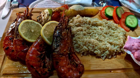 delicioso plato de mariscos con camarón gigante y sopa de arroz en un restaurante costero