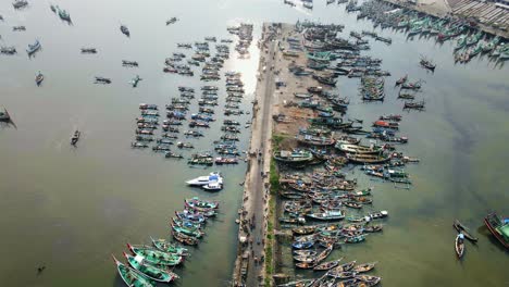 Im-Geschäftigen-Fischereihafen-Von-Muncar-Herrscht-Eine-Stille-Krise:-Wasserverschmutzung-Bedroht-Seine-Existenzgrundlage