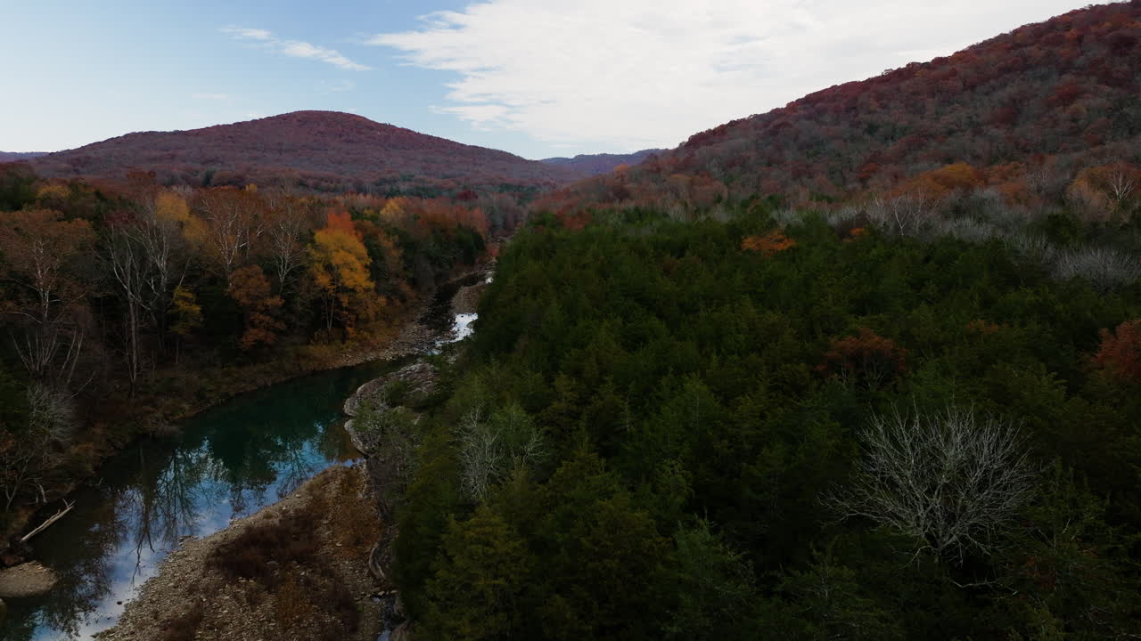 el valle del bosque de otoño y un río de lee creek cerca de cedro flats, banyard, arkansas, estados unidos