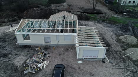 sitio de proyecto de construcción de nuevas casas en el campo - revelación aérea de retroceso