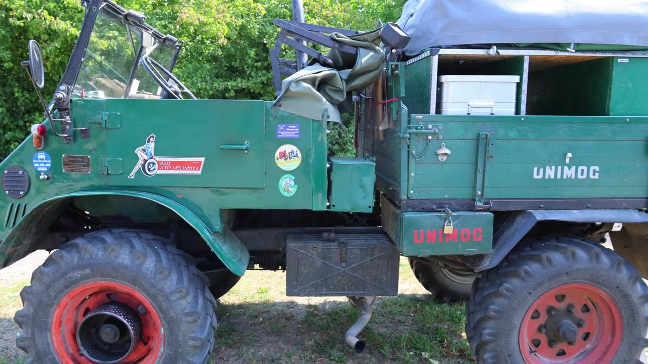 Veicolo utilitario verde vintage con pneumatici robusti esposto all'aperto alla luce del giorno