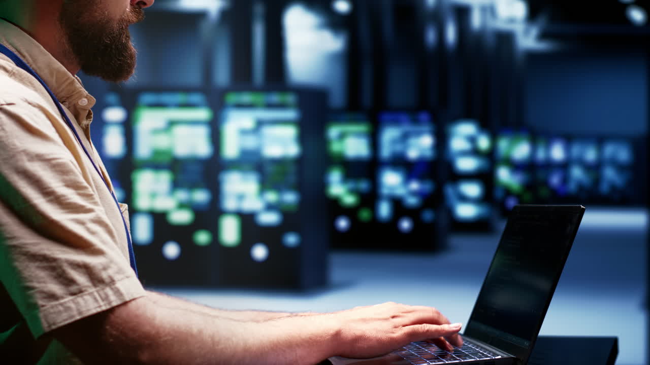 administrador haciendo auditoría de servidores centrales