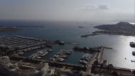 drone panning por el puerto de ibiza