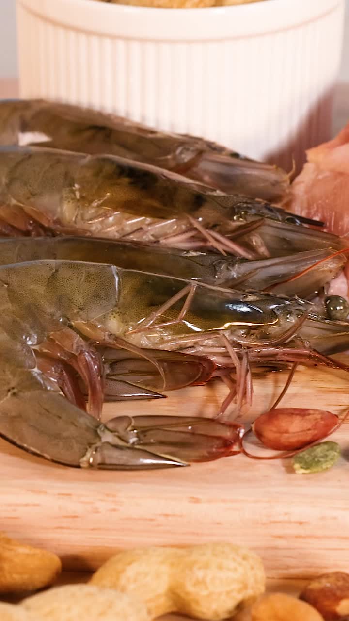 variedad de fuentes de proteínas en un fondo azul