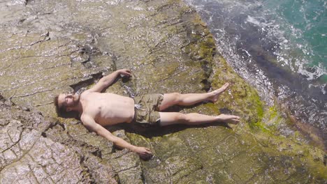 Acostado-En-La-Playa.-Tumbado-Sobre-Las-Rocas.-Camara-Lenta.