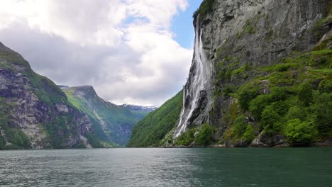 Fiordo-De-Geiranger,-Cascada-Siete-Hermanas.-Hermosa-Naturaleza-Paisaje-Natural-De-Noruega.