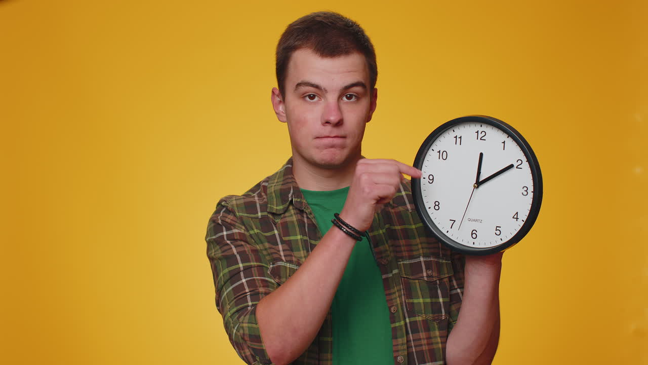 jovem adolescente mostrando a hora no relógio, ok, polegar para cima, aprovar, apontando o dedo para a câmera