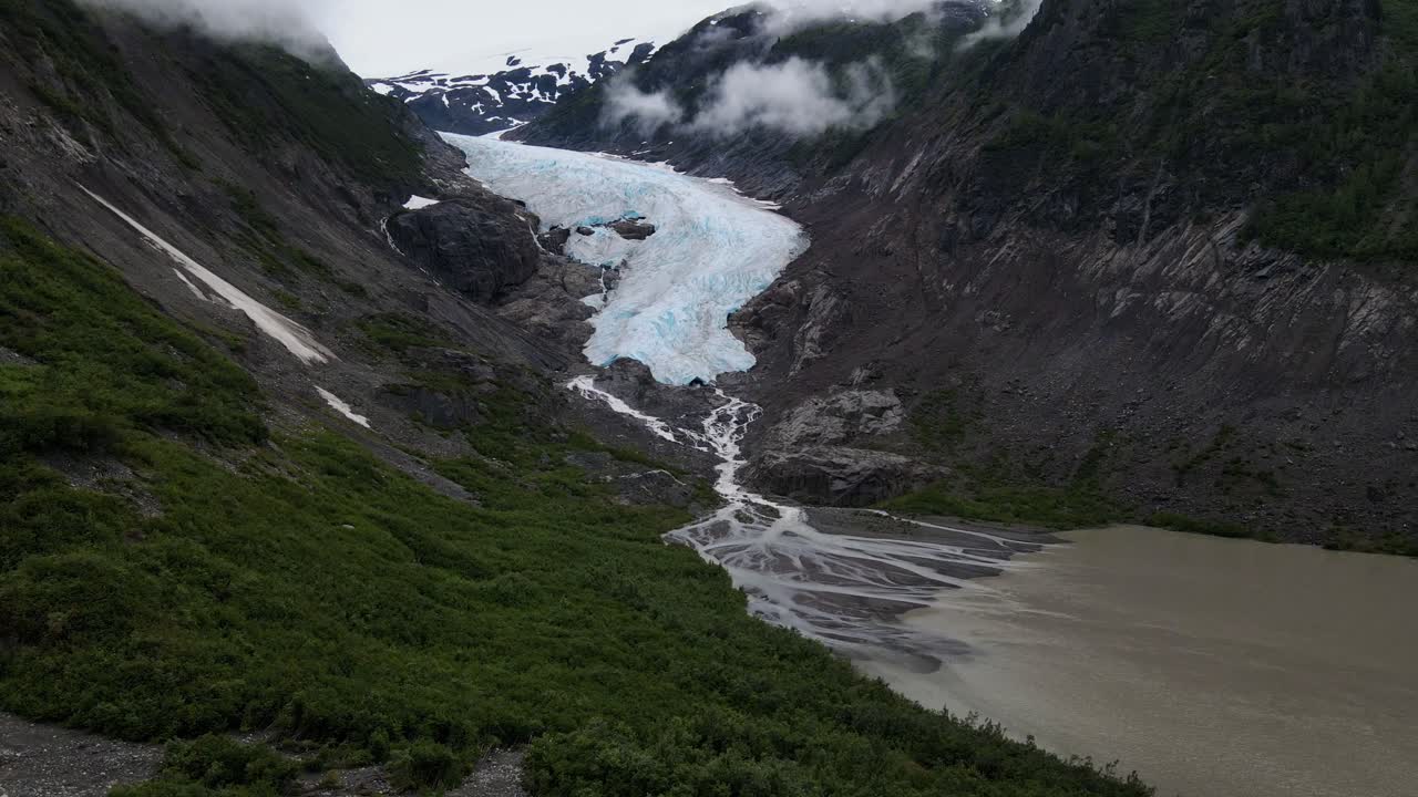Bear Glacier fosser ned ad et robust bjerg i Strohn Lake i Bear Glacier Provincial Park, British Columbia, Canada