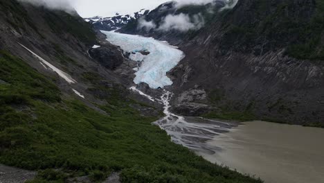 glaciar bear cayendo en cascada por una montaña escarpada hacia el lago strohn en el parque provincial bear glacier, columbia británica, canadá