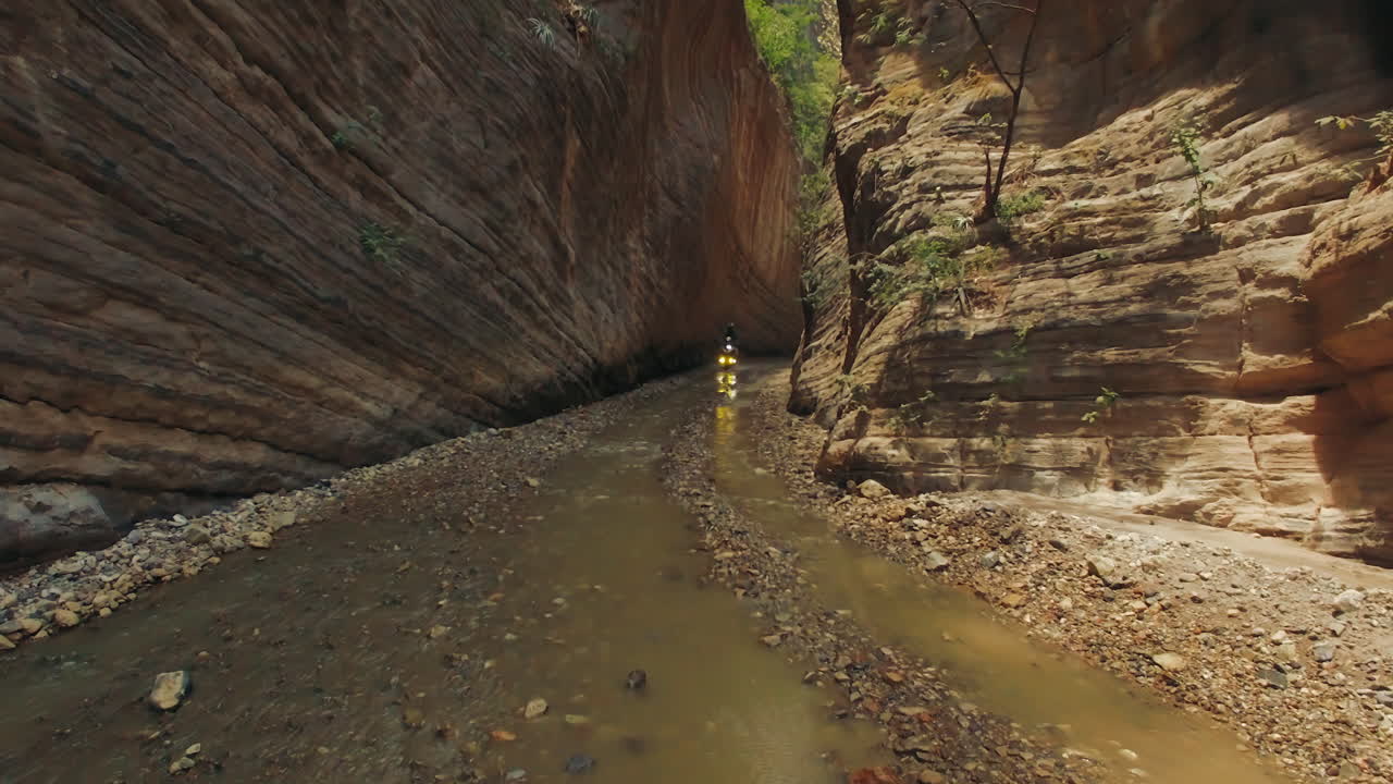 antena de motociclistas montando motos en caminos de montaña