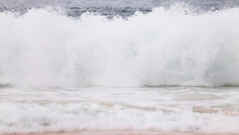 모래 해변, 오아후, 하와이에서 큰 충돌 해안 파도의 사진을 찍는 물에 사람의 해변가는 사람의 관점