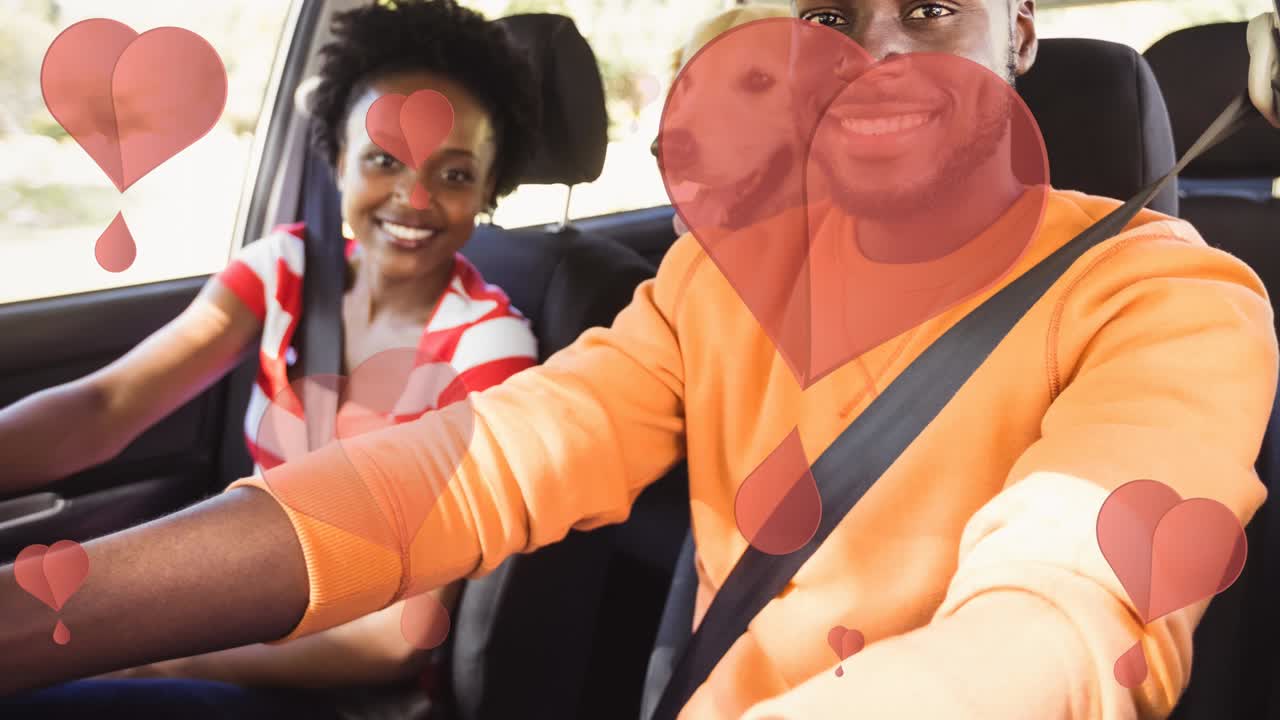 animación de iconos de corazón flotando sobre un perro mascota y una pareja afroamericana en el coche