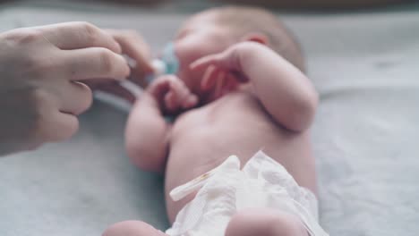 Las-Hermosas-Manos-De-La-Madre-Se-Calman-Y-Ayudan-Al-Pequeño-Bebé.