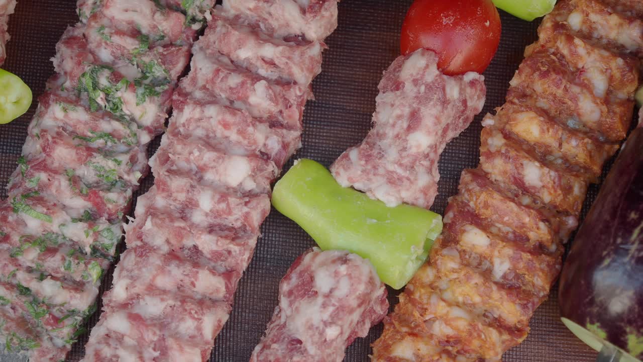 Primo piano di spiedini di carne grigliati con verdure