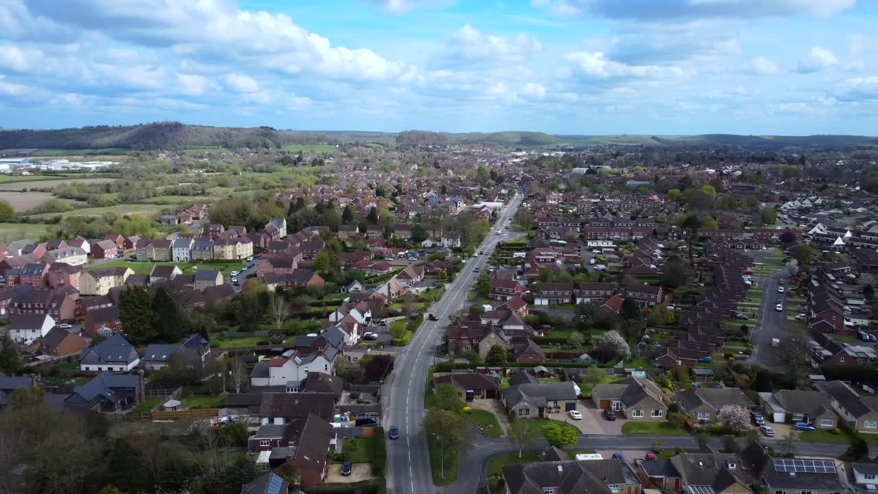 Inquadratura grandangolare di apertura con drone di una tipica cittadina rurale britannica