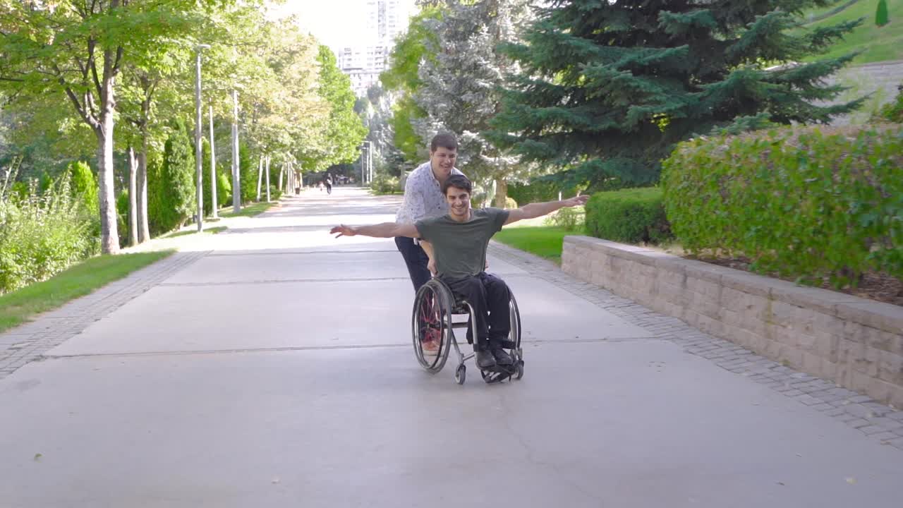 un joven físicamente discapacitado está caminando con su amigo al aire libre.