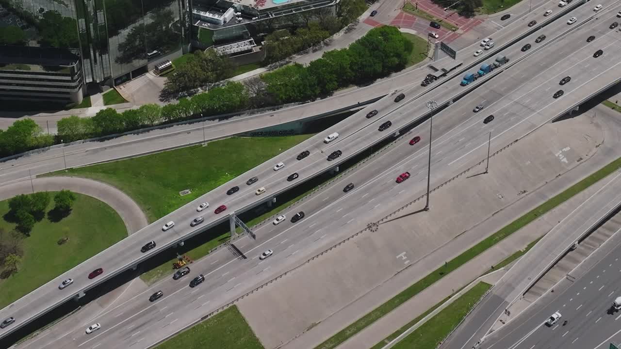 Traffico autostradale nel centro di Dallas, Texas