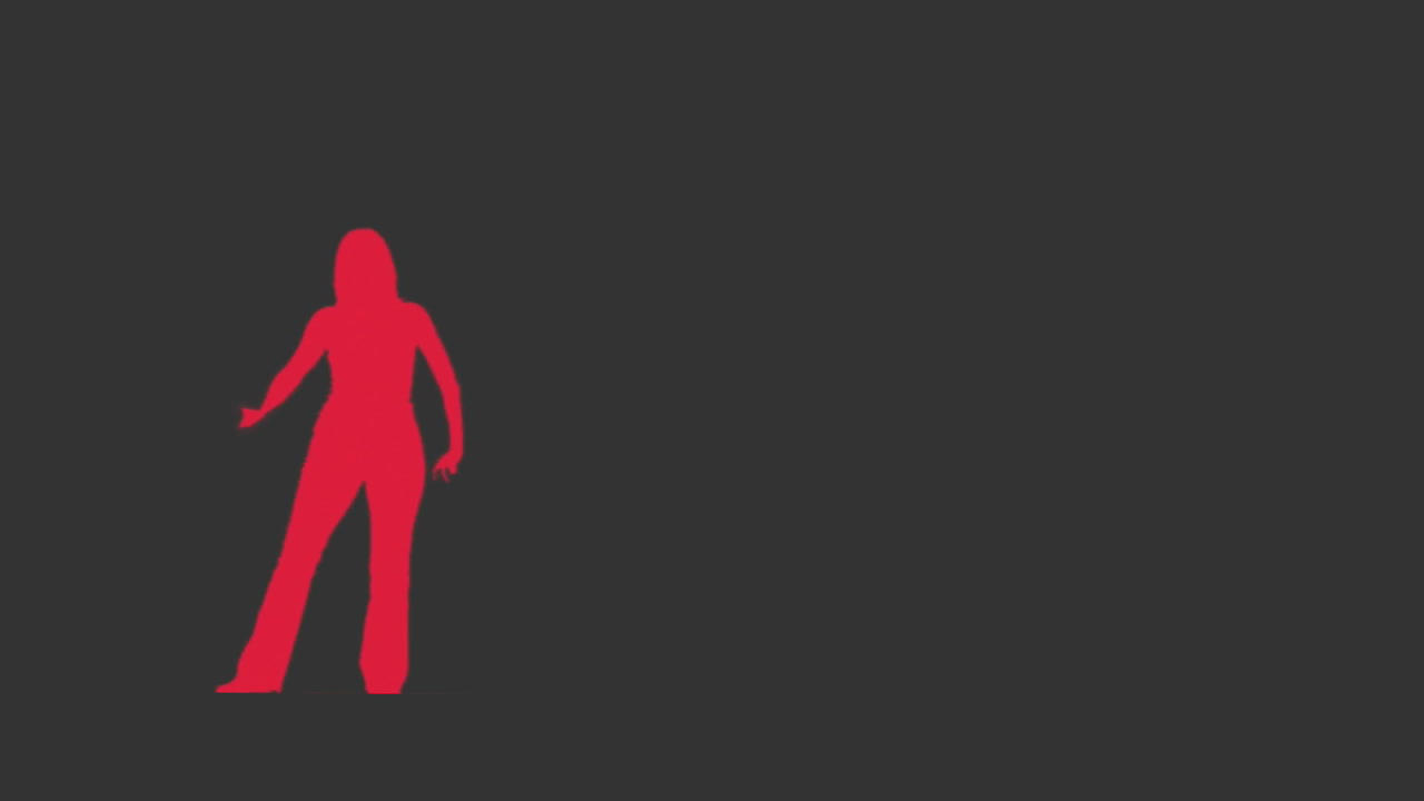 una mujer camina varios pasos, se detiene y levanta el brazo