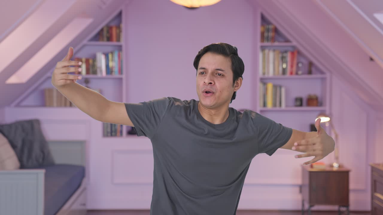 행복한 인디언 남자가 춤을 추고 재미를 느끼고 있습니다.