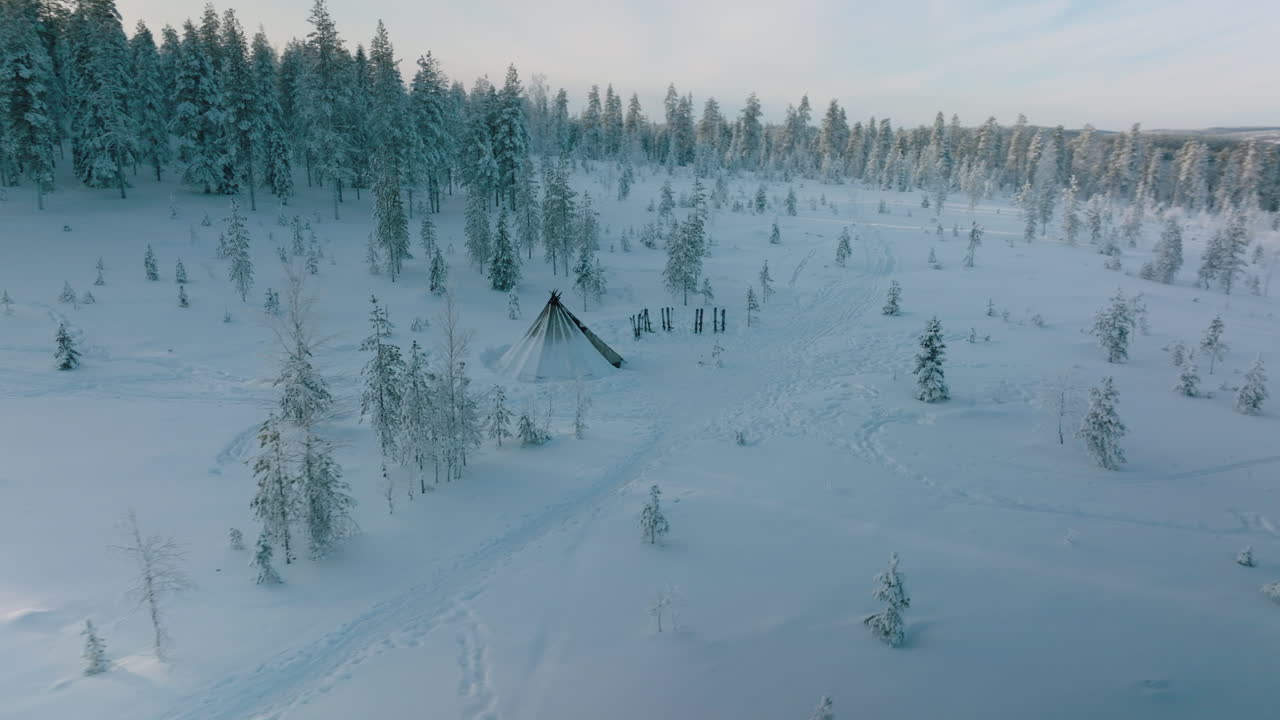 Flyfoto av pyramidehytte nær den snødekte skogen i Rovaniemi, Finland